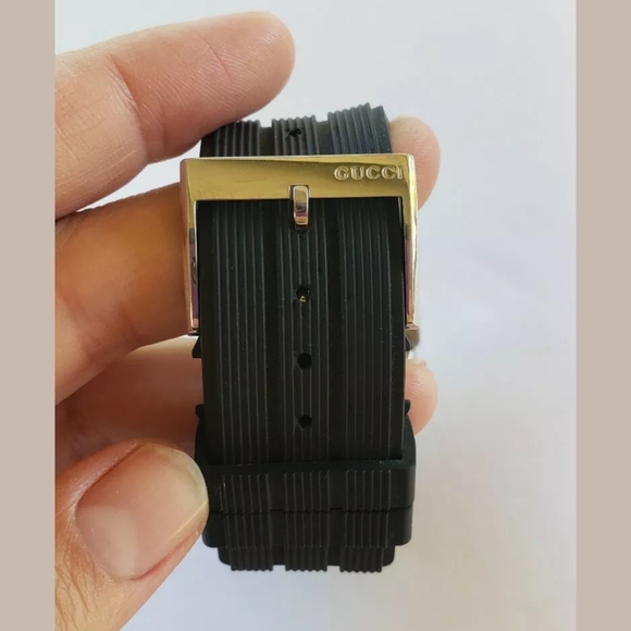 Gucci Black Dial Rubber 100M Series Watch - Picture 4 of 8